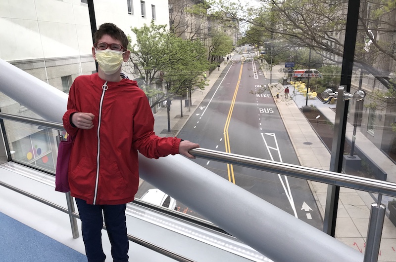 男孩站在波士顿儿童医院校园的天桥上