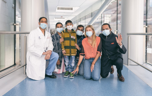 Priyanshu与父母和护理团队在波士顿儿童