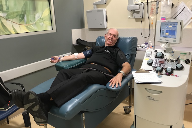鲍勃·沃森坐在椅背上，为波士顿儿童医院献血。